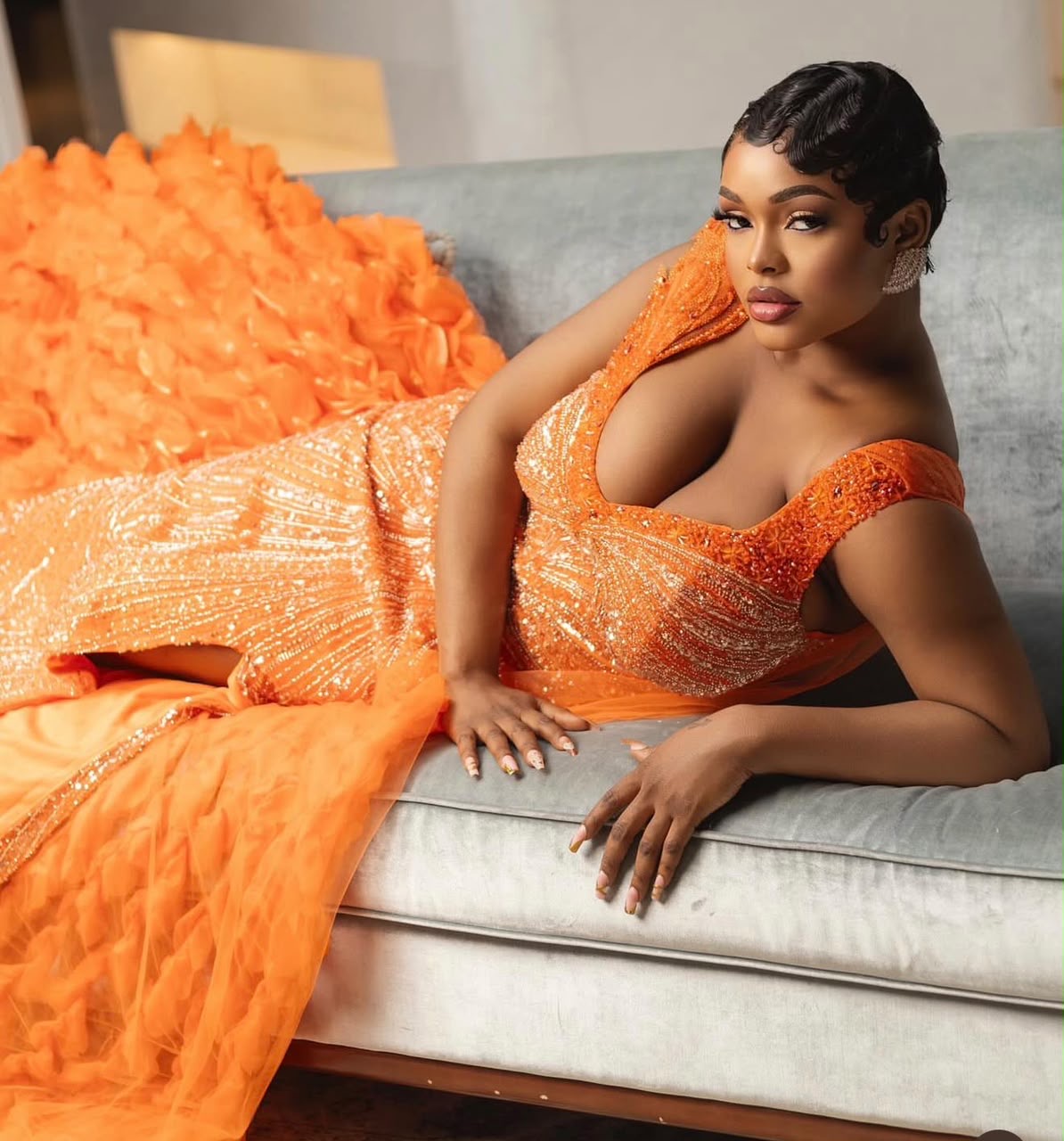 Création beauté dans une robe orange